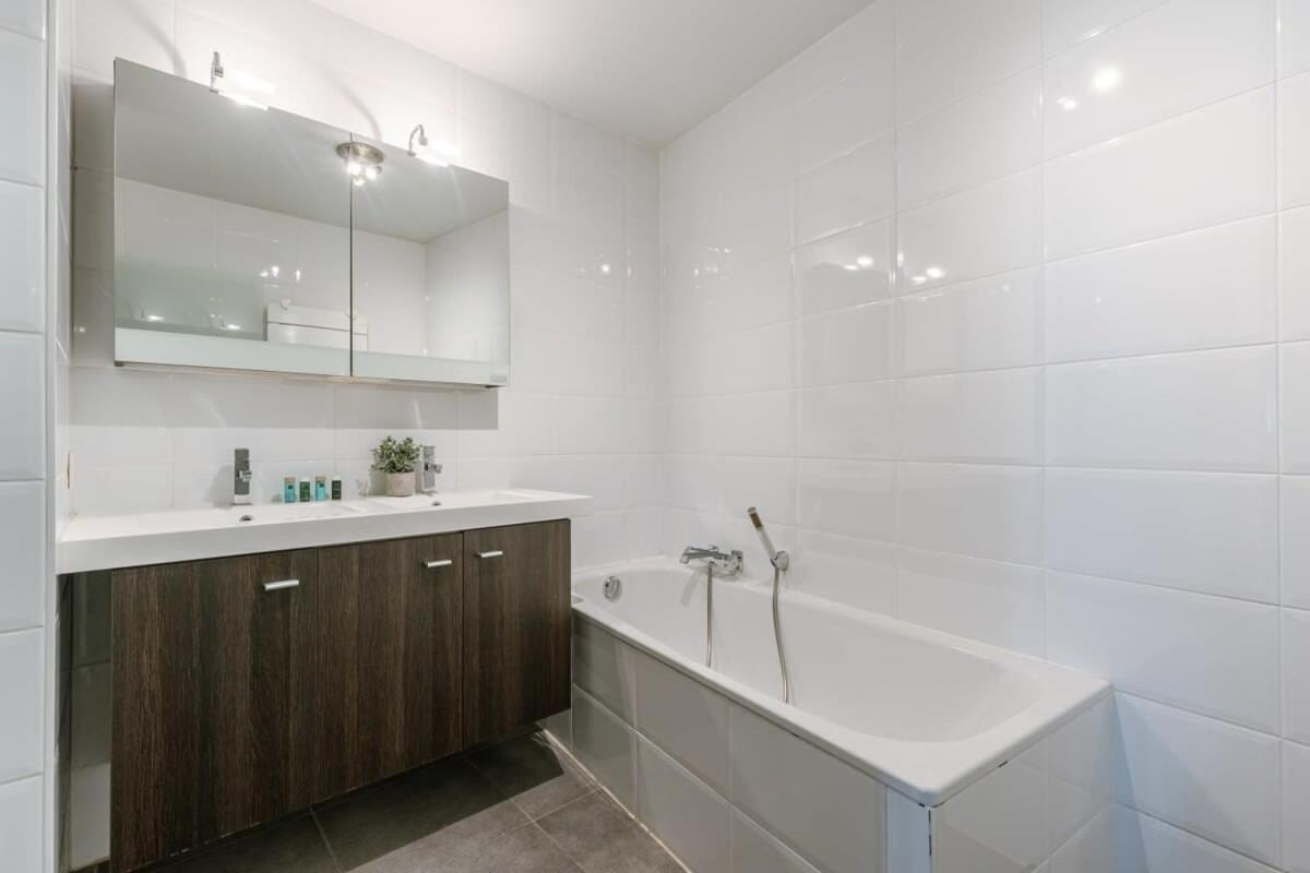 With Lateral Sea View & Private Parking Apartmán